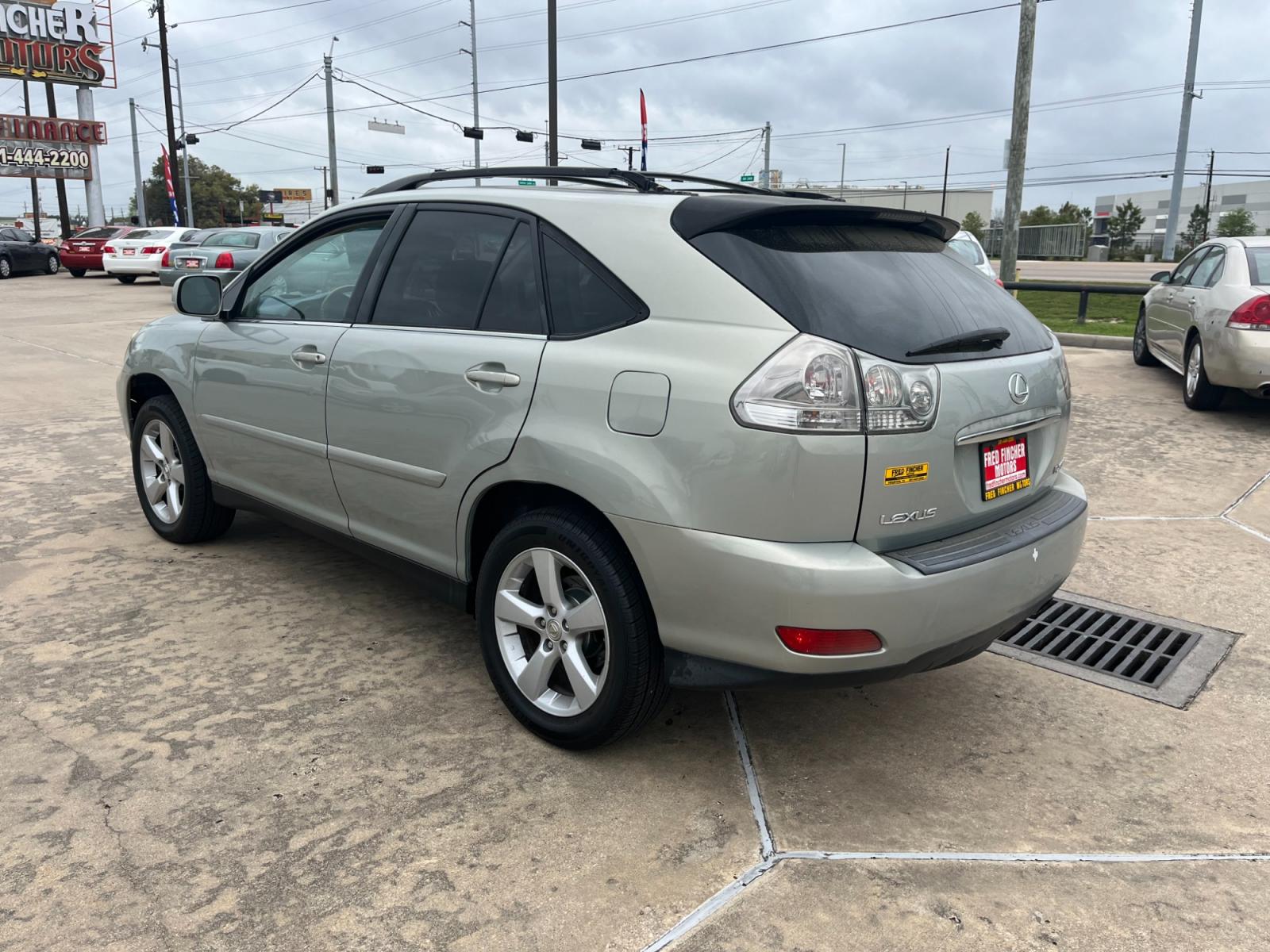 2004 SILVER /TAN Lexus RX 330 (JTJGA31U340) with an 3.3 engine, Automatic transmission, located at 14700 Tomball Parkway 249, Houston, TX, 77086, (281) 444-2200, 29.928619, -95.504074 - Photo #4